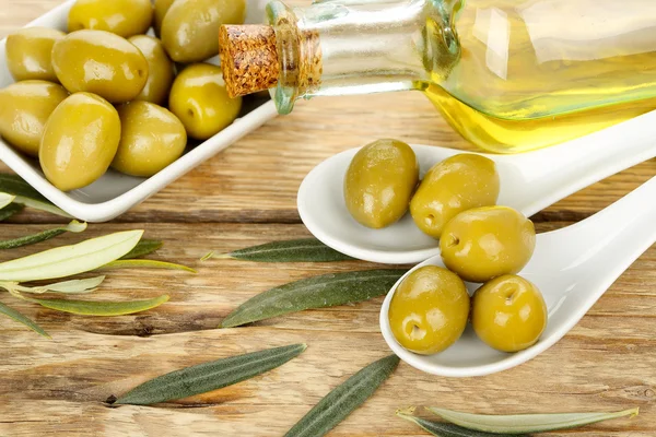 Green olives on table — Stock Photo, Image