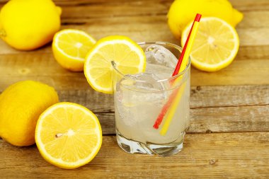 Bir bardak limonata.