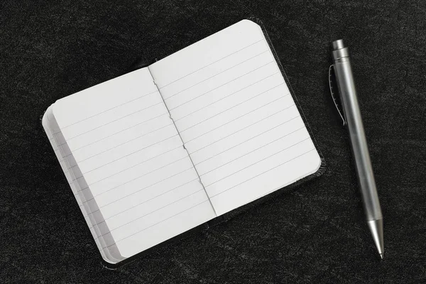 开空白处的议程书 黑白处有钢笔 — 图库照片