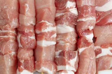 Altı adet çiğ souvlaki yakın çekim, üst görünüm, et arka plan