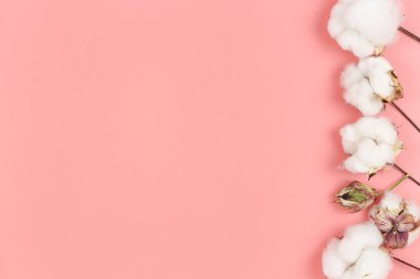 Pembe üzerine pamuk toplarının düz görünümü, kopyalama alanı
