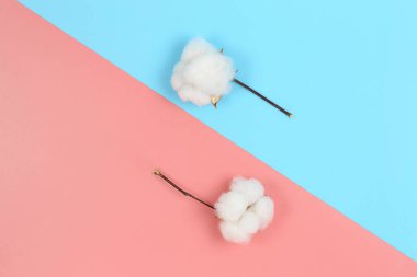 Pembe ve mavi yüzeydeki pamuk toplarının düz görüntüsü