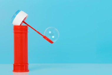 sabun köpüğü oyuncağı mavi arkaplanda