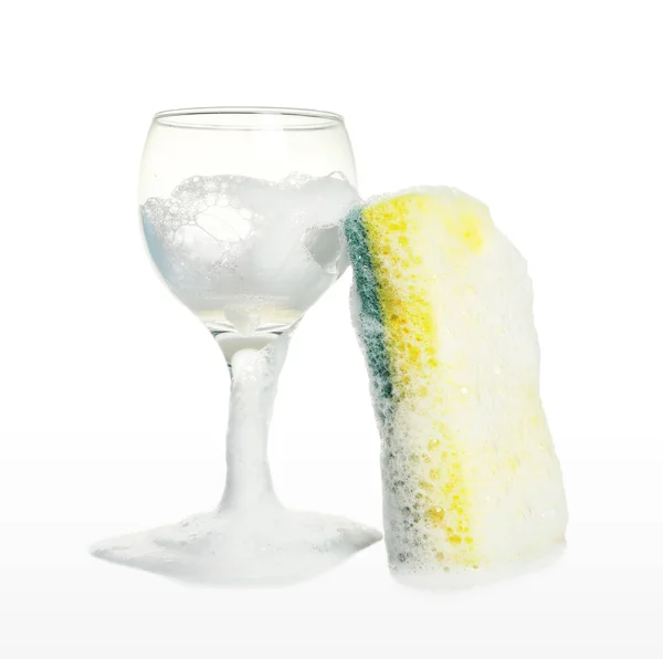 Weinglas Mit Küchenschwamm Schaumstoff Isoliert Auf Weiß — Stockfoto