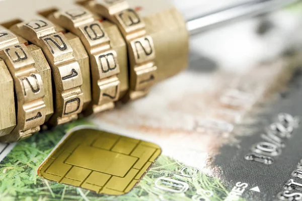 Kredi Kartı Güvenlik Konsepti Kombinasyonlu Asma Kilit — Stok fotoğraf