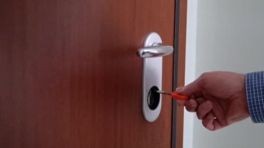 Erkek eli emniyet kapısını kilitliyor