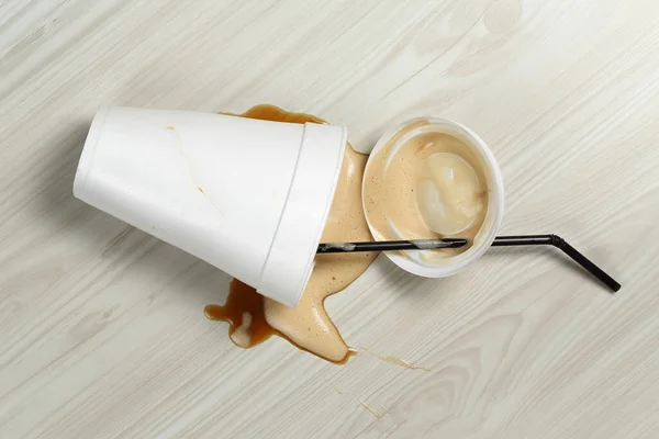 Verschüttete Tasse Kaffee Zum Mitnehmen Auf Dem Fußboden — Stockfoto