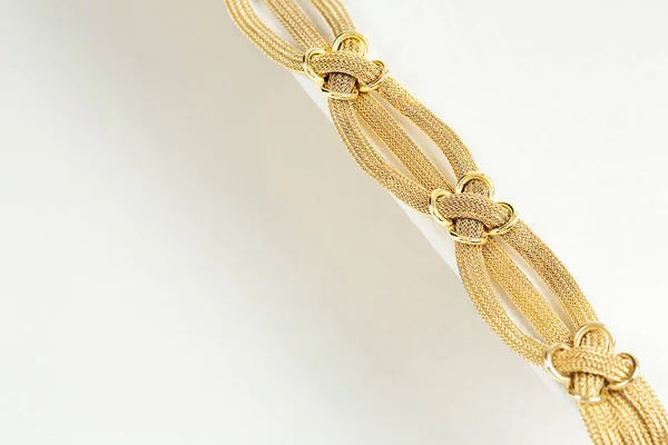 Einzigartiges Goldenes Armband Auf Weißer Leinwand Mit Kopierraum — Stockfoto