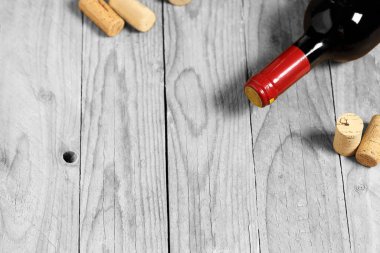 Mantarlı şarap şişesi ahşap kalaslarda fotokopi alanı, üst görünüm