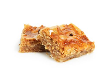 Beyaz üzerine izole edilmiş iki parça baklava.