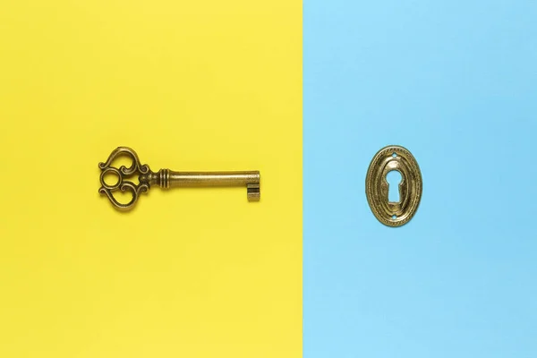 彩色纸上的复古钥匙和钥匙孔 — 图库照片