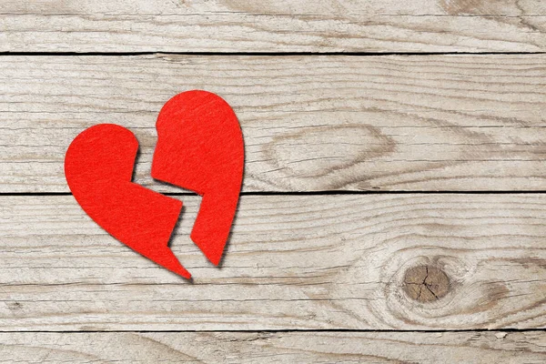 Strappato Due Cuore Amore Rosso Vecchie Assi Legno Spazio Copia — Foto Stock