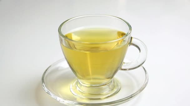 Положить Ломтик Лимона Чашку Чая — стоковое видео