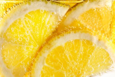 Köpüklü maden suyunda limon dilimleri