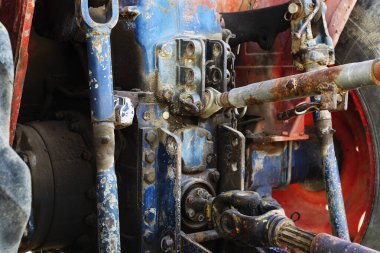 Bağlı eski traktörün arka tarafı