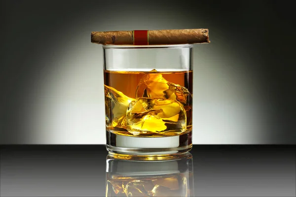 Glas Whisky Auf Den Felsen Mit Zigarre Auf Reflektierender Oberfläche — Stockfoto