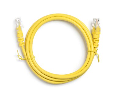 Beyaz üzerinde sarı ethernet kablo izole