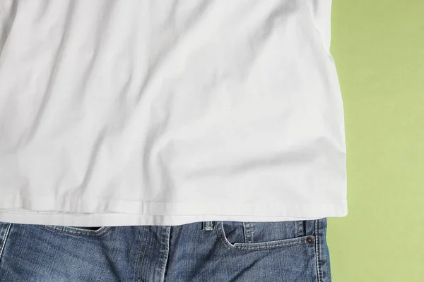 Weißes Shirt Und Blaue Jeans Nahaufnahme — Stockfoto