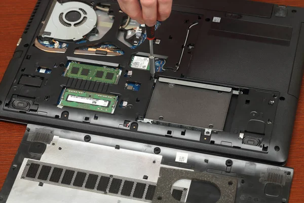 Technician Repairing Broken Laptop Screwdriver — Stock Photo, Image