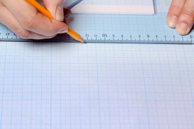 Erkek el çizgisi ve cetvel boş milimetre kağıt üzerinde