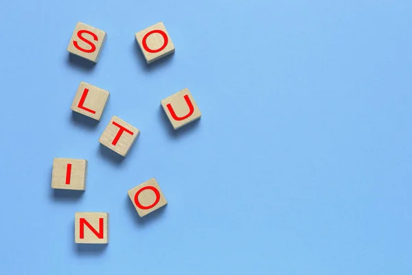 Cubos Madeira Com Letras Vermelhas Sobre Papel Azul Conceito Solução — Fotografia de Stock