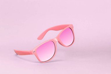 Pembe arka planda pembe güneş gözlükleri