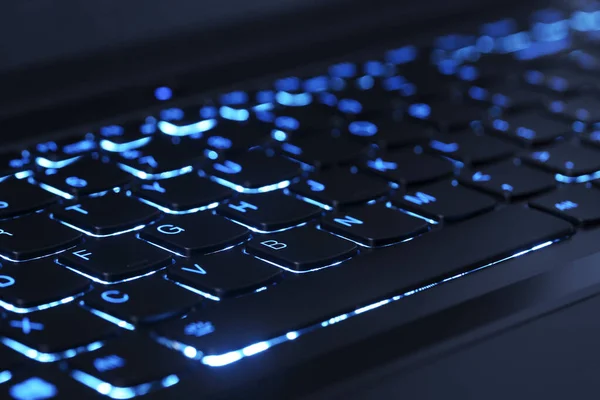 Zbliżenie Nowoczesnej Klawiatury Laptopa Podświetlanymi Klawiszami — Zdjęcie stockowe