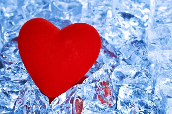 Corazón sobre hielo —  Fotos de Stock