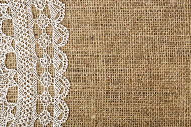 çuval bezi üzerinde bardak altlığı peçete