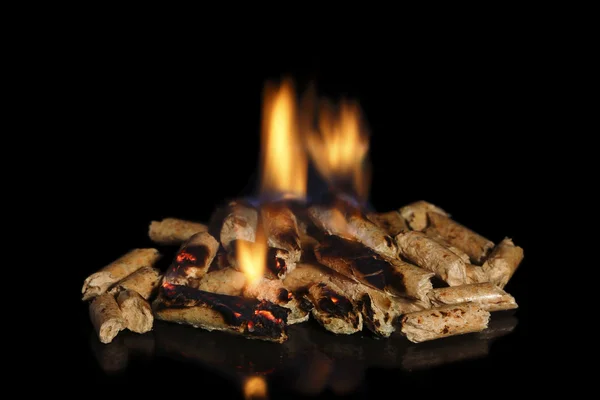 Brinnande träpellets — Stockfoto