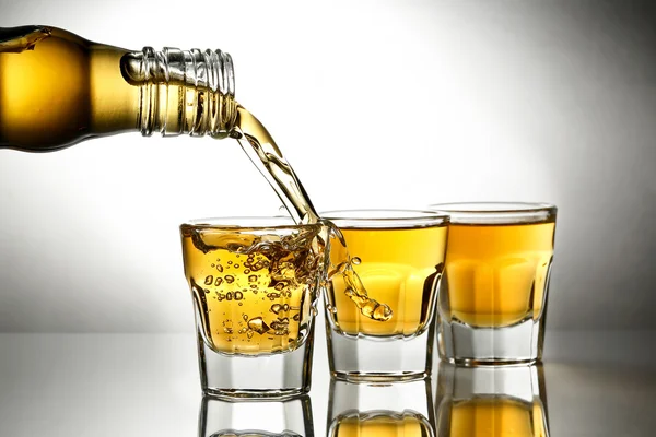 Versare whisky — Foto Stock