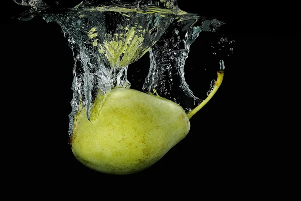 Päron i vatten — Stockfoto