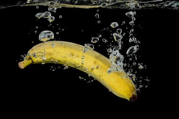 Banán ve vodě — Stock fotografie