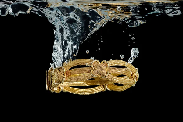 Pulsera en agua — Foto de Stock