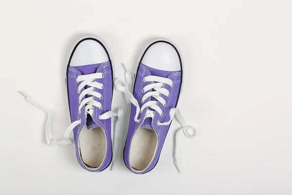 Фиолетовые кроссовки — стоковое фото