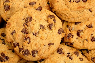 Çikolata parçacıklı kurabiye.