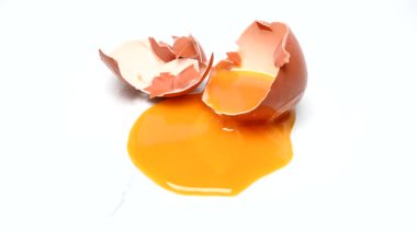 Yumurtanın sarısı kırılmış.