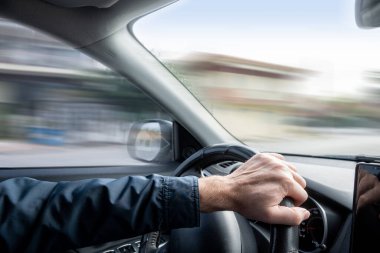 Direksiyonda bir adamın eli var.