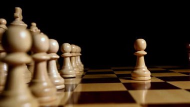 Satrançta açılış hamlesine yaklaş