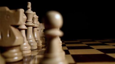 Satrançta açılış hareketine yakın çekim, yavaş çekim
