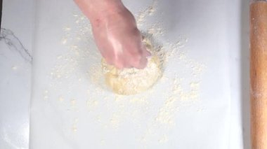 Mangırla çalışan pimini olan kadın