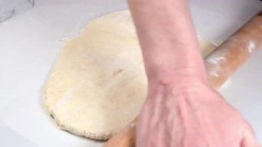 Mangırla çalışan pimini olan kadın