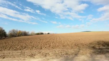 Güzel mavi gökyüzü olan ekilmemiş tarlalar