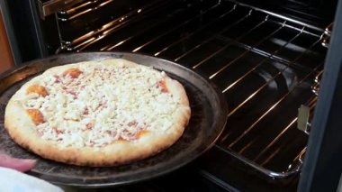 Çiğ ve fırında pizza margherita.