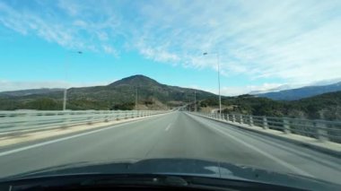 Anayolda giden araba manzaralı.