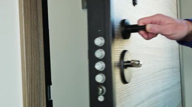 Kadın kapıyı kapatıp kilitliyor.