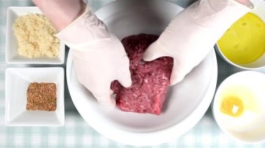 Kadın kasede kıyma hazırlıyor.