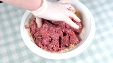 Kadın kasede kıyma hazırlıyor.