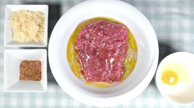 Kadın kasede kıyma hazırlıyor.