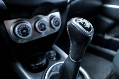 Deri vites kolu, arabanın içi.